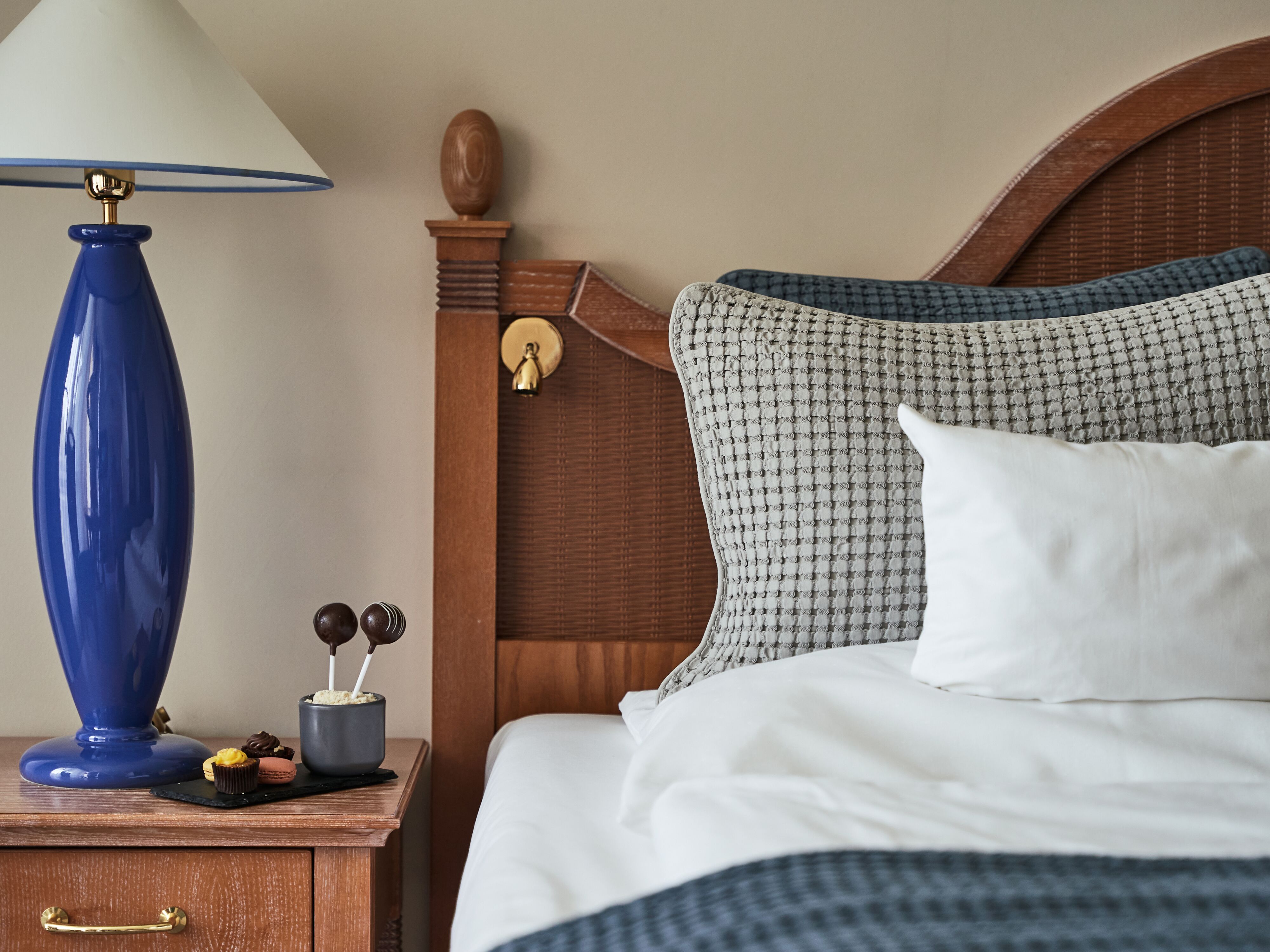OTA-bett-treatment-cake-pops-lampe-nachttisch-familienzimmer-strandhotel-bansin.jpg