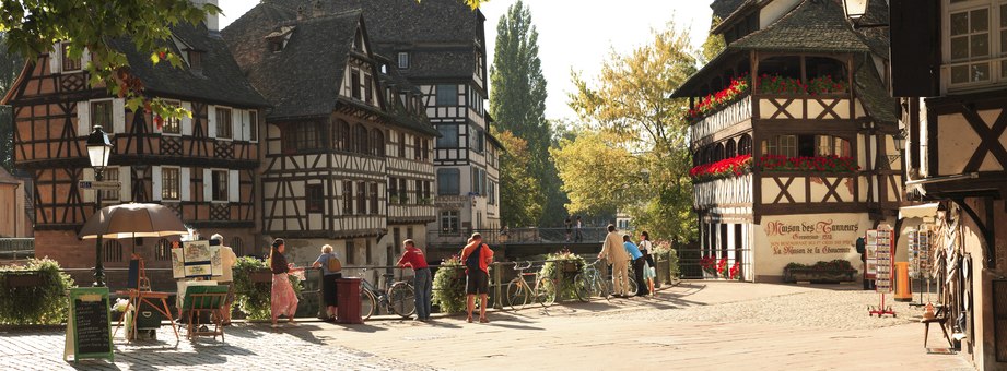 Stadterkundung in der Petite France: Touristen vor den Fachwerkhäusern, © GettyImages, SYLVAIN SONNET