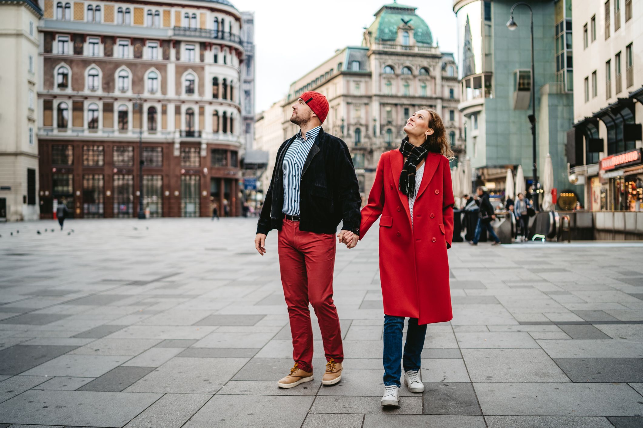 Händchenhaltendes Paar in der Wiener Innenstadt mit Mantel und Mütze