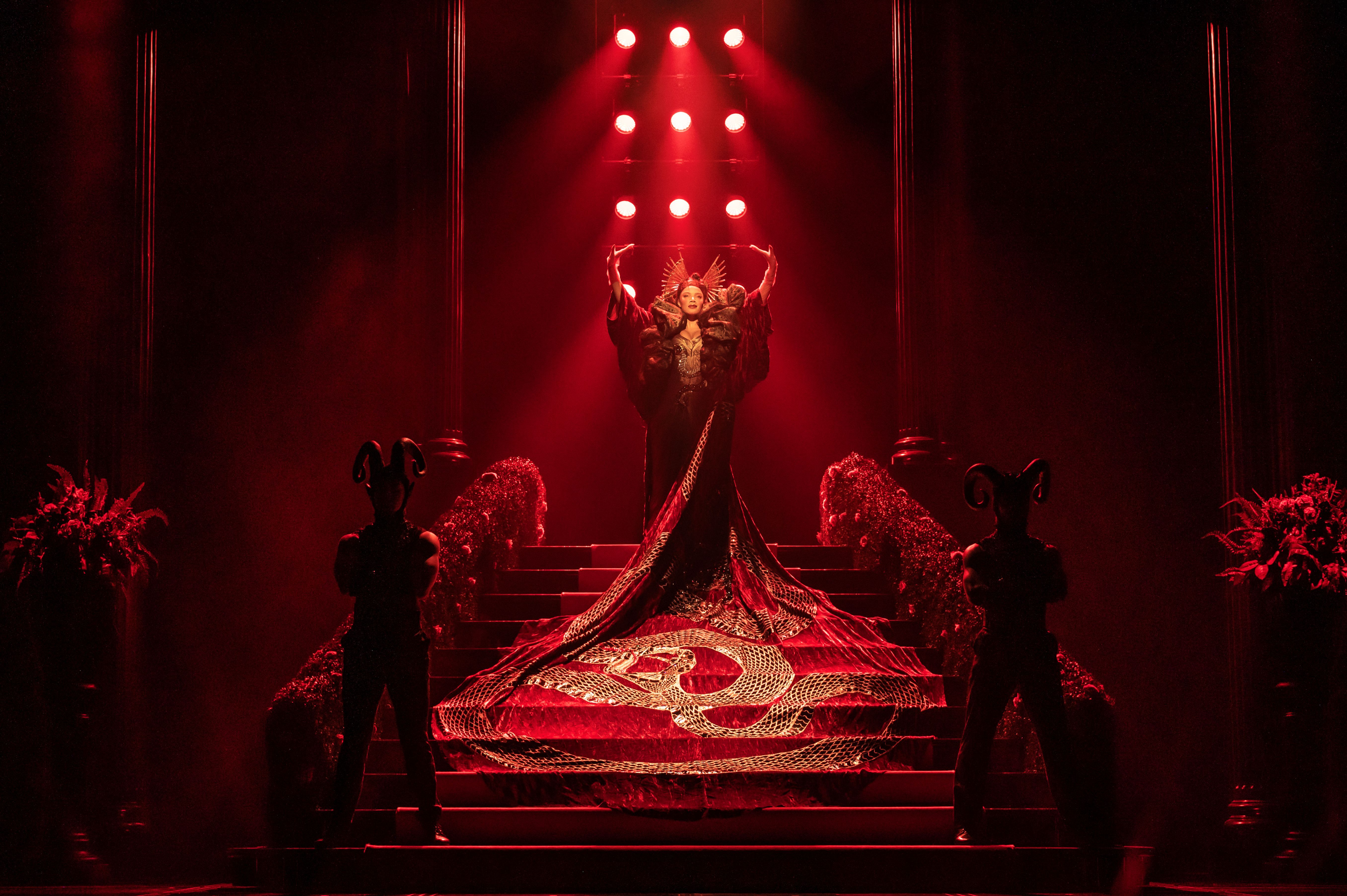 Miranda in einem dramatischen, roten Kleid - Szenebild aus "Der Teufel trägt Prada - das Musical"