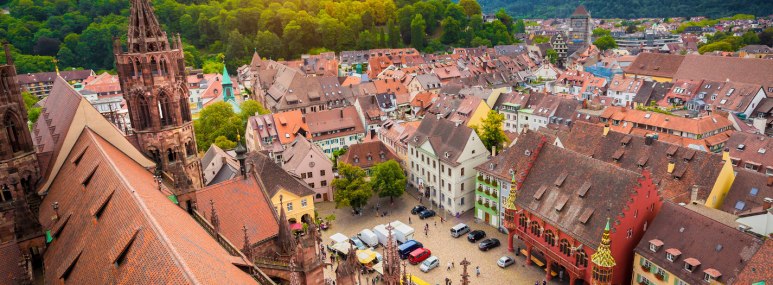 Die Altstadt von Freiburg. - BAHNHIT.DE, © getty, Foto: bluejayphoto