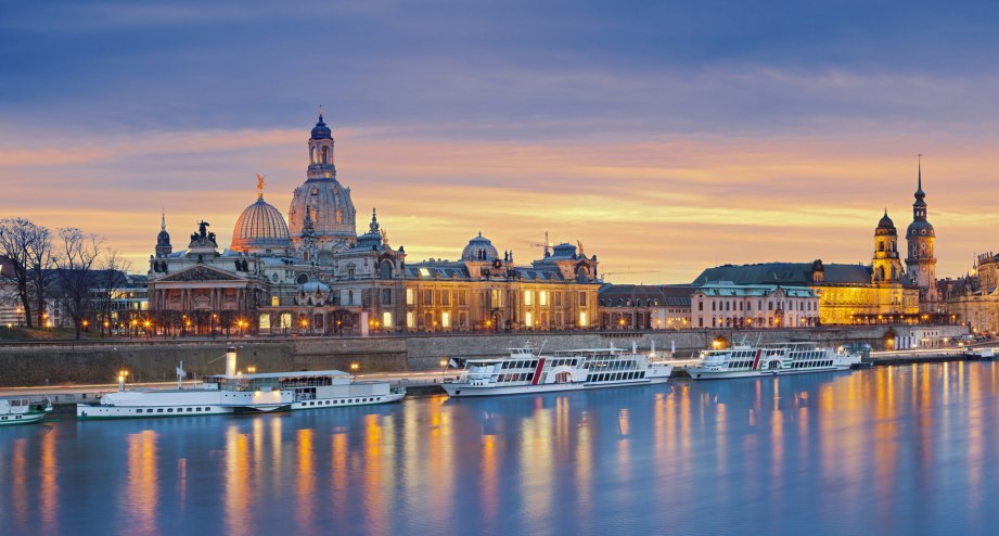 Sonnenuntergang am Dresdner Elbufer mit Blick auf die Altstadt mit der Frauenkirche - BAHNHIT.DE, © getty, Foto: RudyBalasko