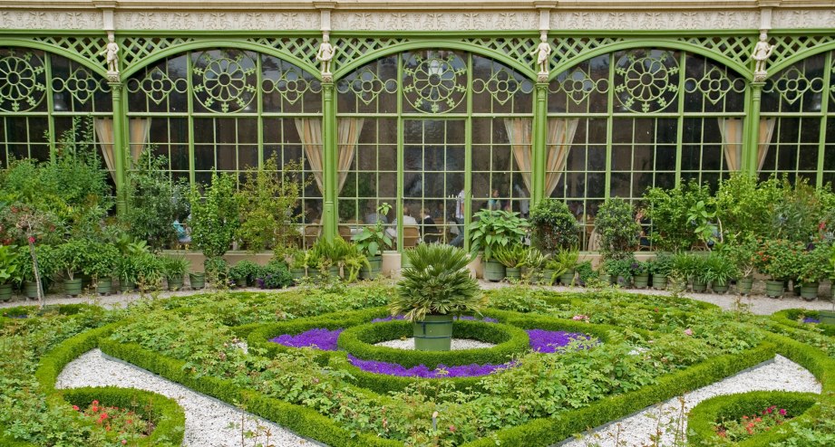 Detailsaufnahme der Fenster der Orangerie des Schweriner Schlosses und dem gepflegten Garten - BAHNHIT.DE , © getty, Foto: hbbolten