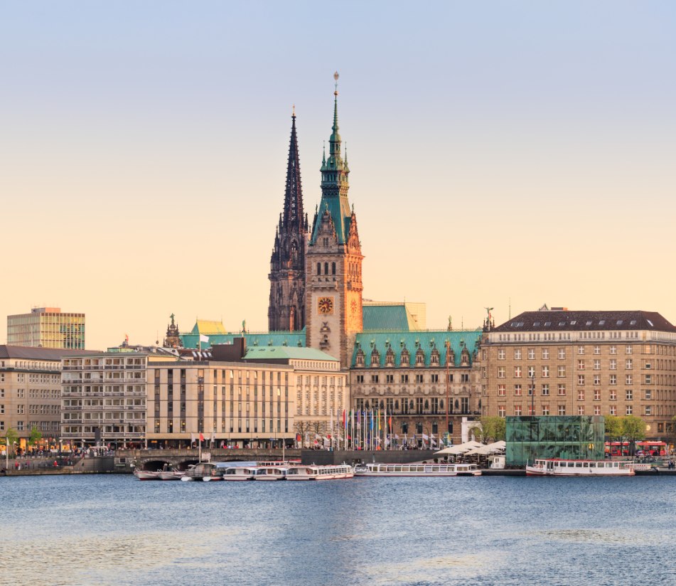 Die Alster und der Jungfernstieg in Hamburg - BAHNHIT.DE, © iStock, Photo: Fabian Wentzel