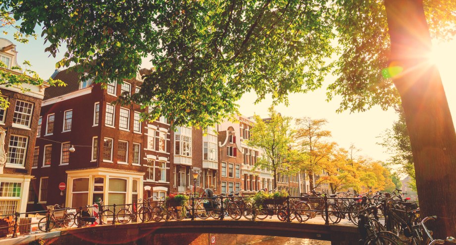 Bahnhit Amsterdam Brücke/Gracht, © gettyimages Danilovich Andrey