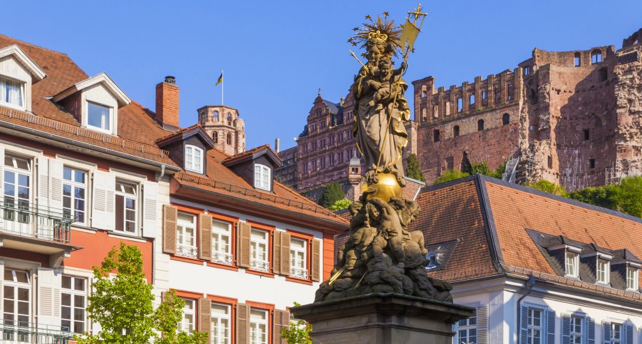 Goldene Statue der Jungfrau Maria und Jesus am Kornmarkt in Heidelberg - BAHNHIT.DE, © getty, Foto: Westend61