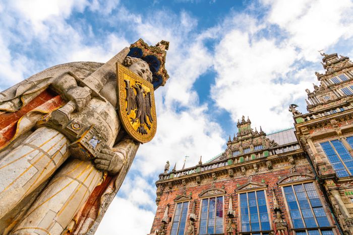 Bremer Roland Statue und Rathaus bei bewölktem Himmel