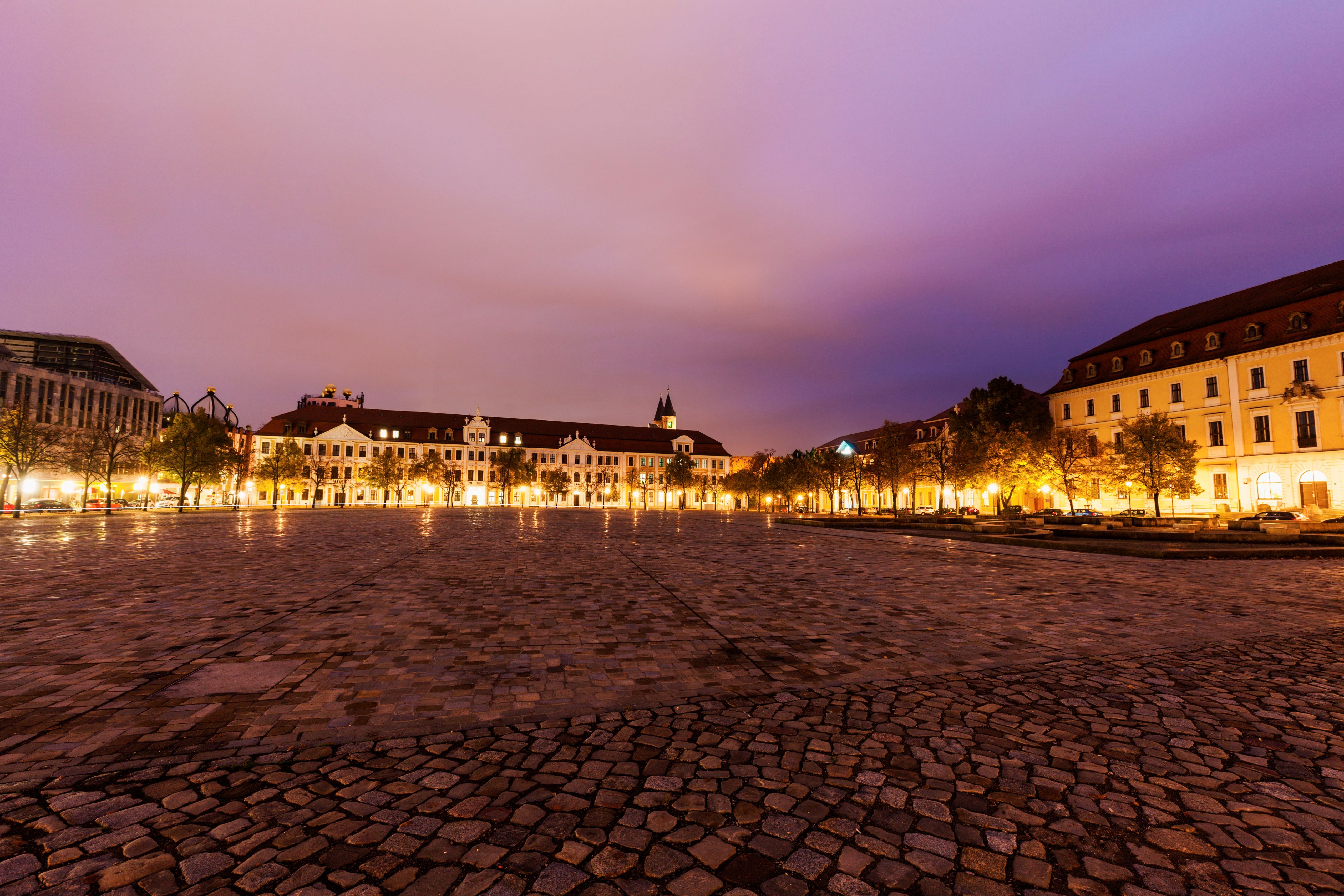 Panoramasicht auf den Dom-Hauptplatz bei Nacht. 