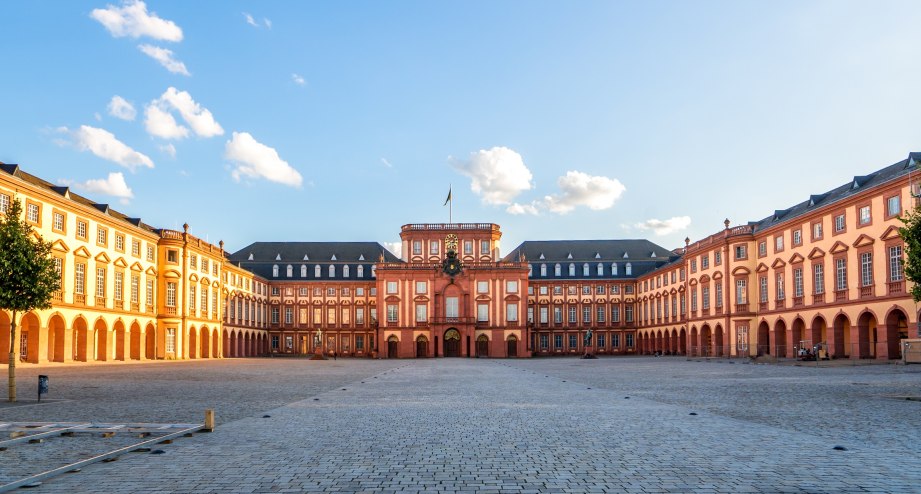 Das Mannheimer Barockschloss mit menschenleerem Hof - BAHNHIT.DE, © getty, Foto: Sina Ettmer / EyeEm