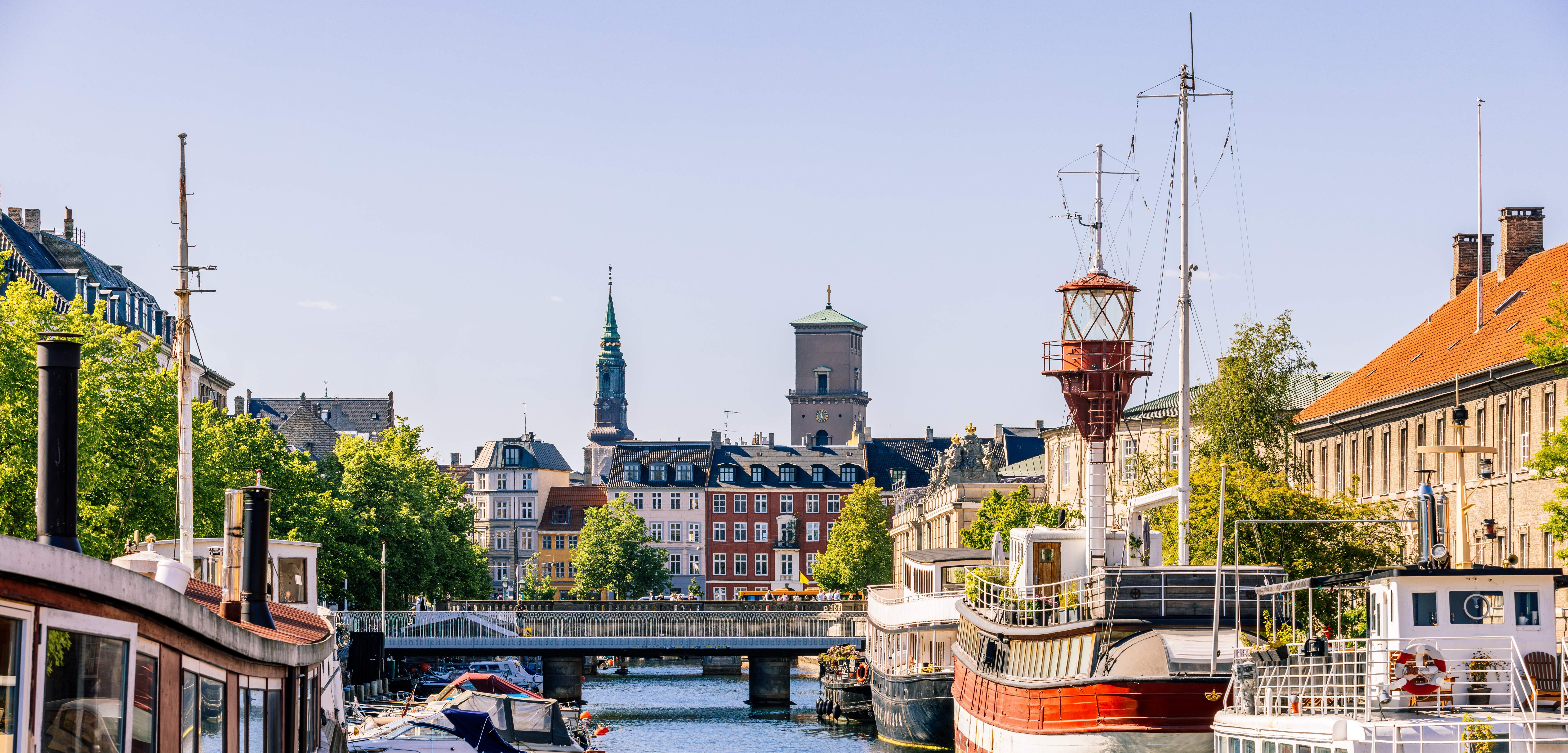 Kanal in Kopenhagen mit Booten auf dem Wasser