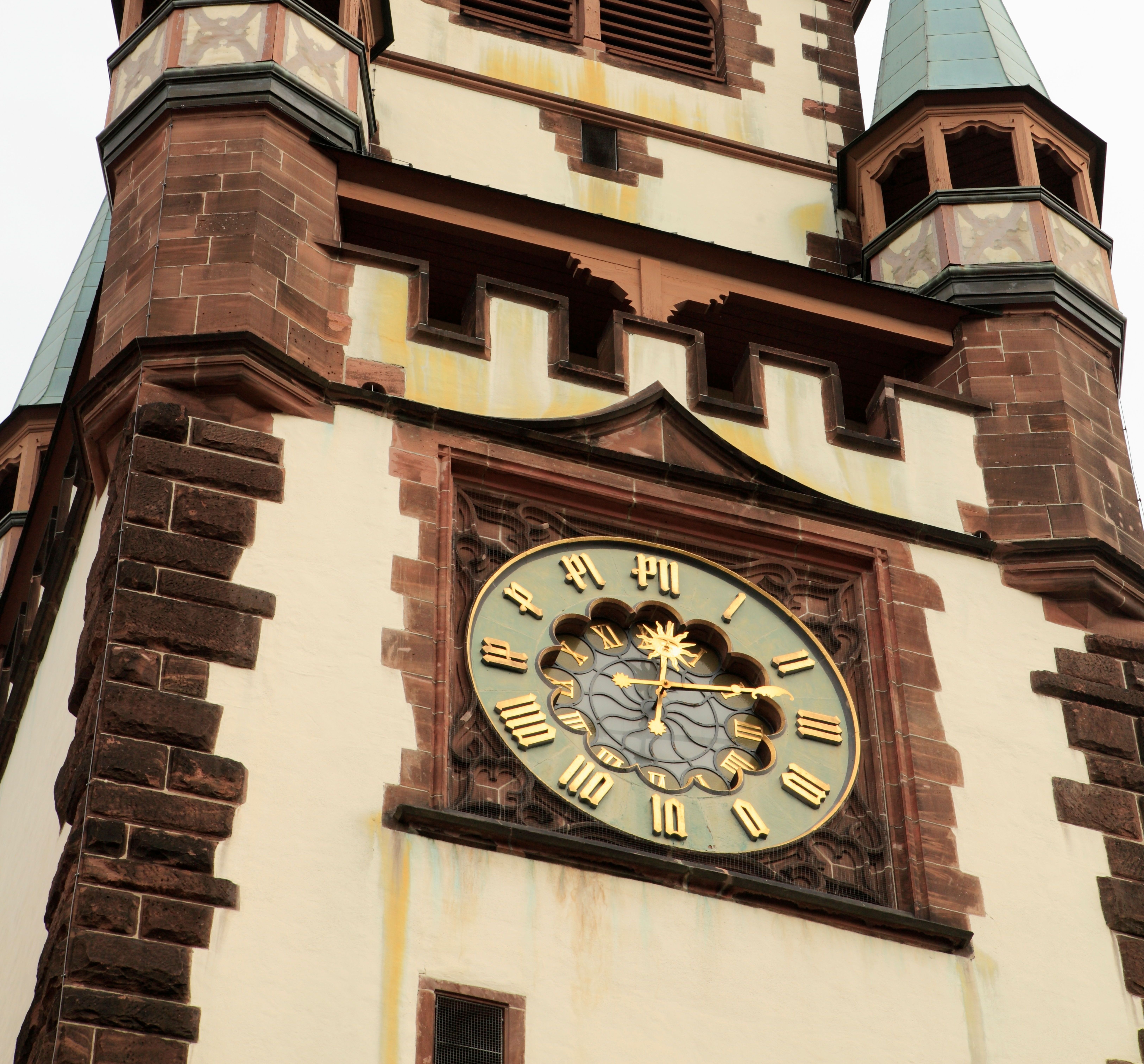 Oberer Teil des Martinsturm mit Uhr und Mini-Türmen in Freiburg