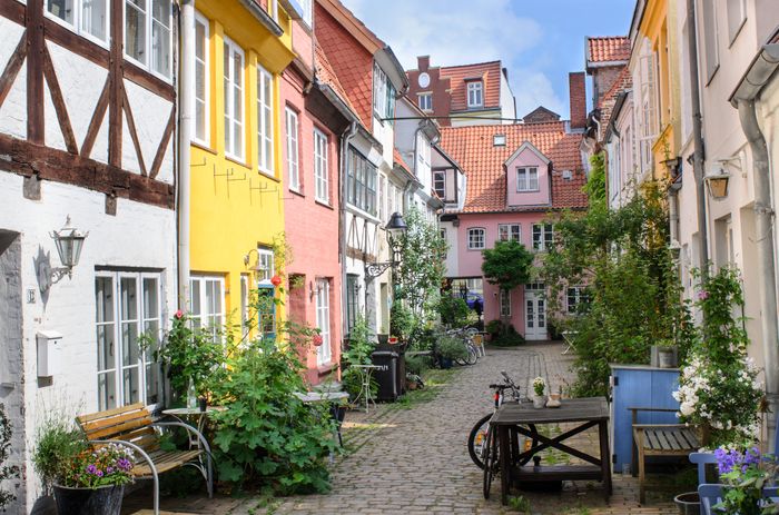 Straße mit bunten historischen Häuserfassaden in der Altstadt in Lübeck
