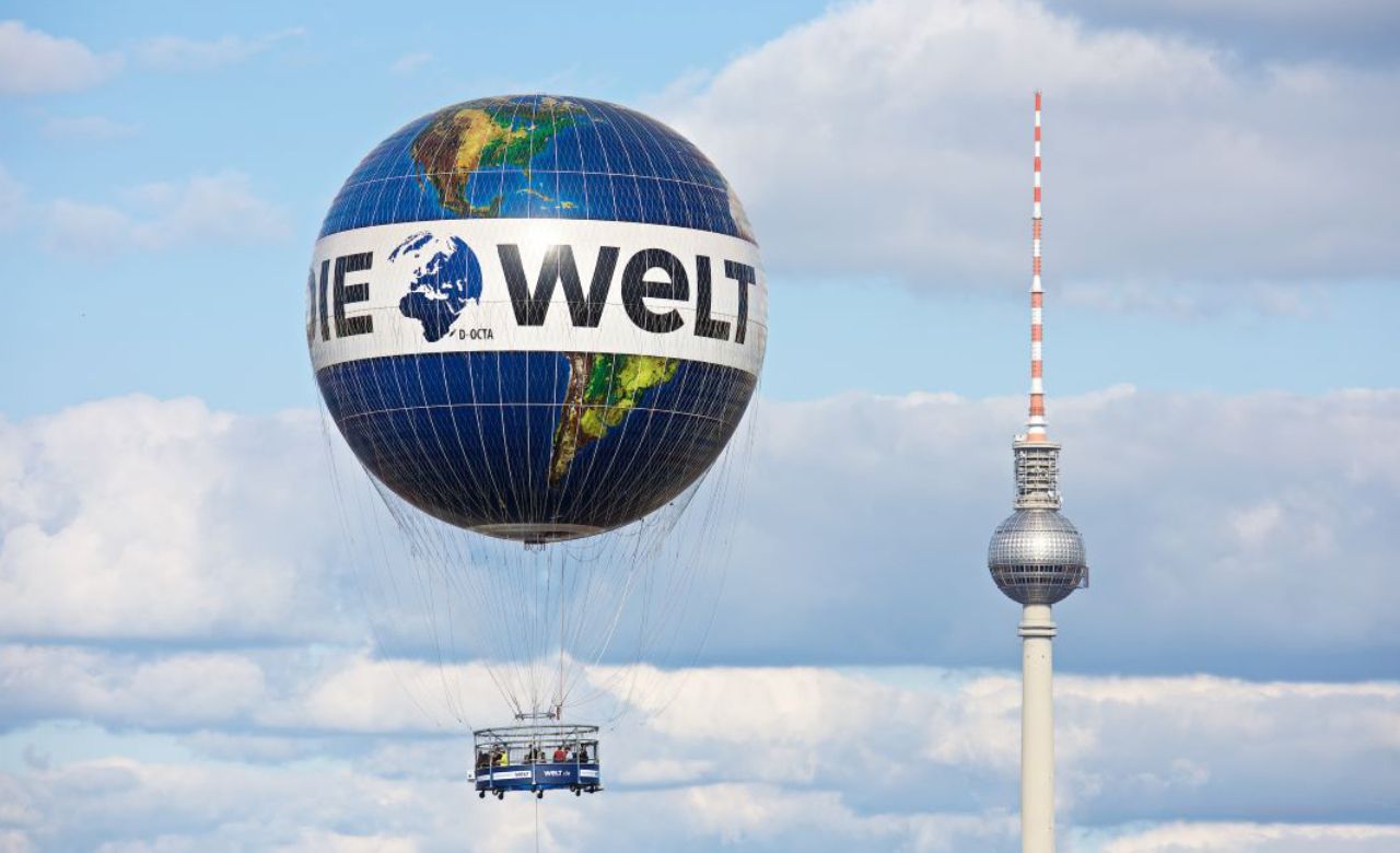 Welt Ballon und Fernsehturm, im Hintergrund Himmel mit Wolken