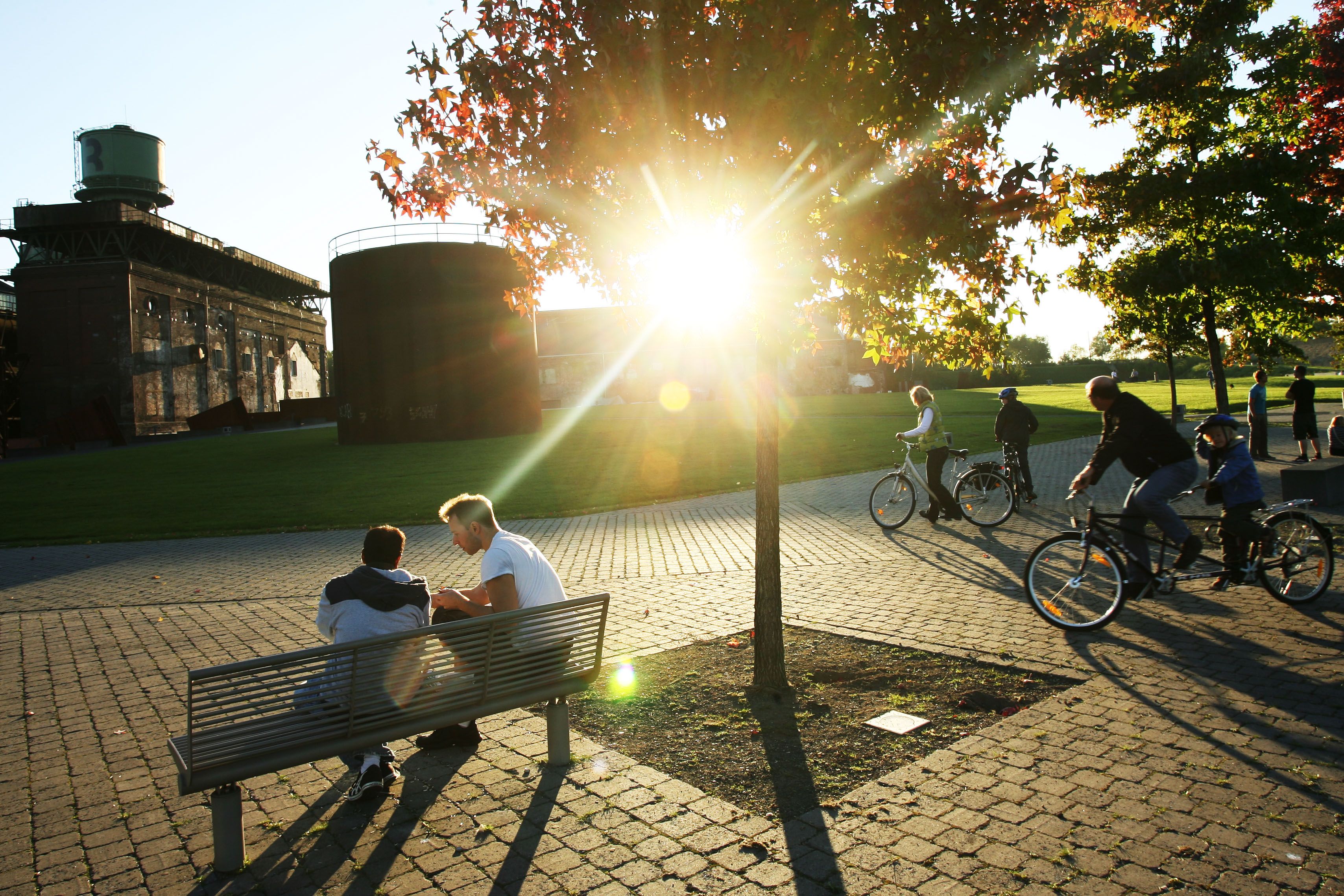 Paar sitzt auf einer Bank im Westpark in Bochum bei Sonnenschein