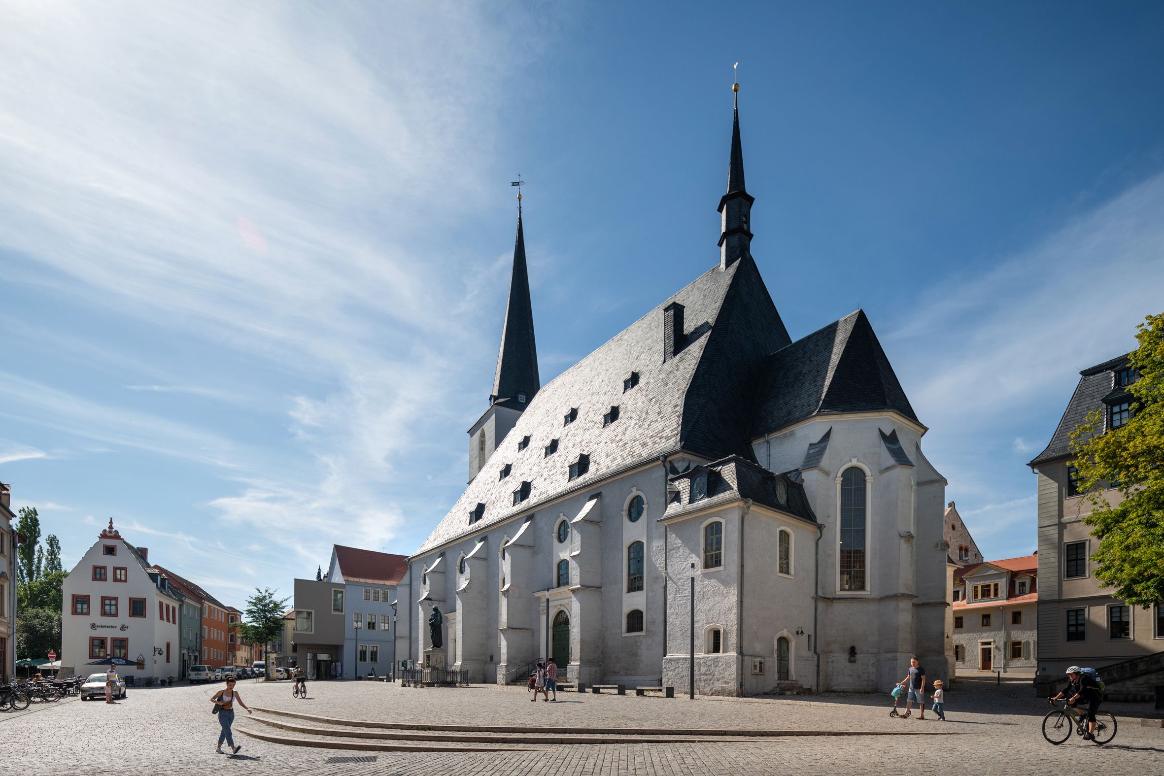 Der Herderplatz in Weimar mit der Stadtkirche St. Peter und Paul, auch Herderkirche genannt, an einem sonnigen Tag mit klarem, blauem Himmel und ruhiger Atmosphäre.