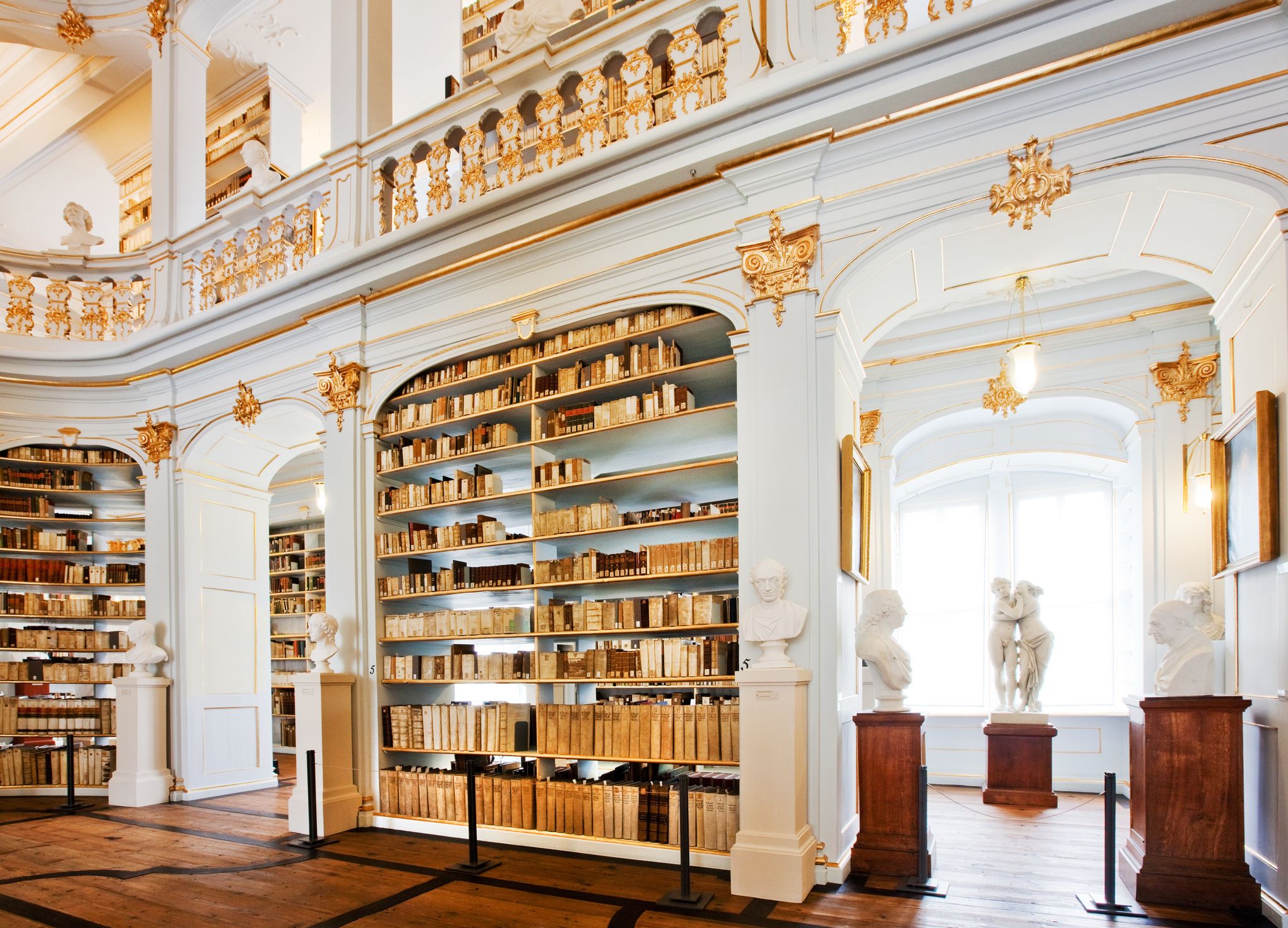 Innenansicht der Anna Amalia Bibliothek mit historischen Büchern. 