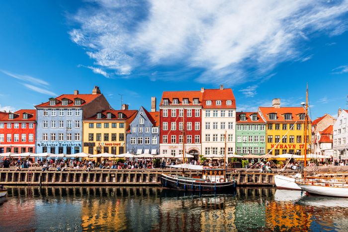 Blick auf das Wasser und die bunten Häuser im Kopenhagener Hafen Nyhavn