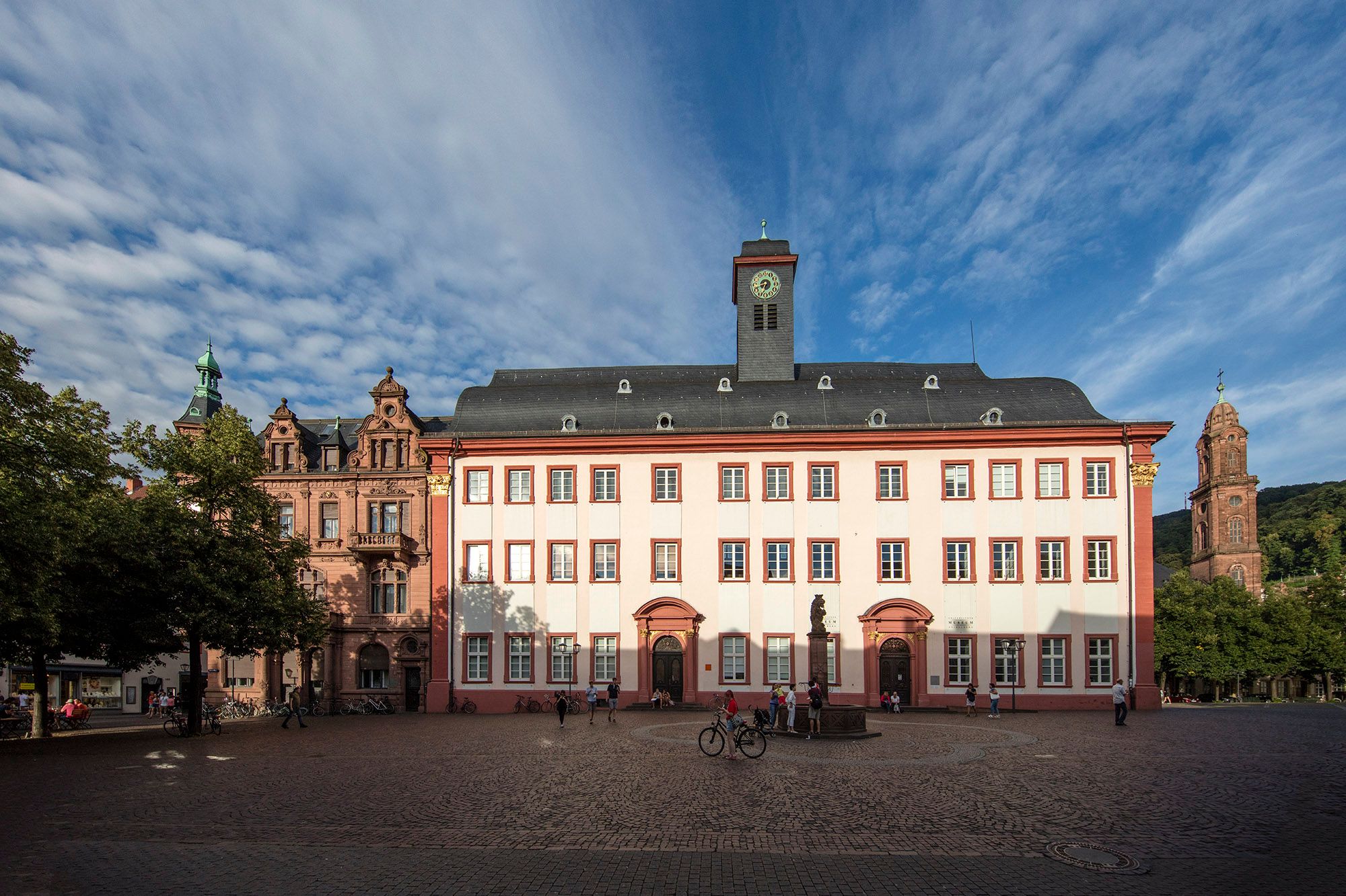 Außenansicht der Alten Universität in Heidelberg bei blauem Himmel