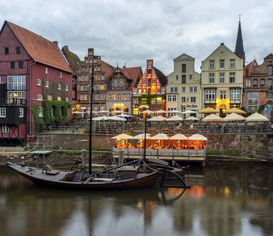 Die Altstadt von Lüneburg am Abend. - BAHNHIT.DE, © getty; Foto: igmarx