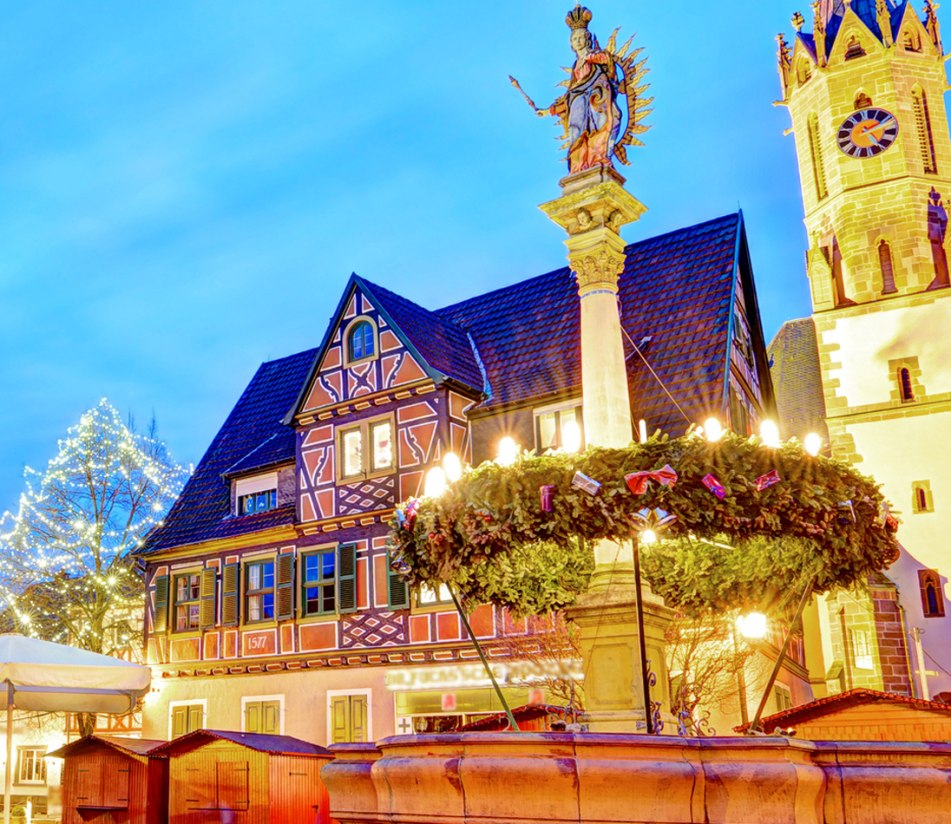 Weihnachtsmarkt in Heidelberg mit festlicher Beleuchtung - BAHNHIT.DE, © getty, Foto: letschert