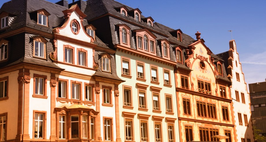 Historische Mainzer Häuserfassaden im Sonnenlicht - BAHNHIT.DE, © getty, Foto: tupungato