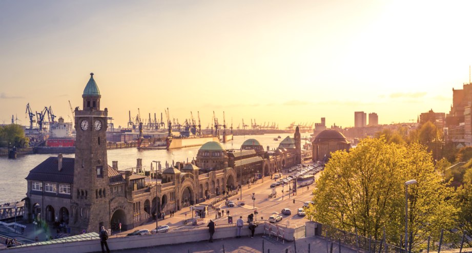 Gallerie-Hamburg-Fischmarkt-Abend, © GettyImages, Westend61
