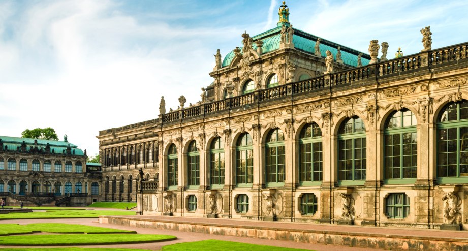 Der Prachtbau Dresdner Zwinger, Blick vom Innenhof auf die Fassade - BAHNHIT.DE, © getty, Foto: Nikada