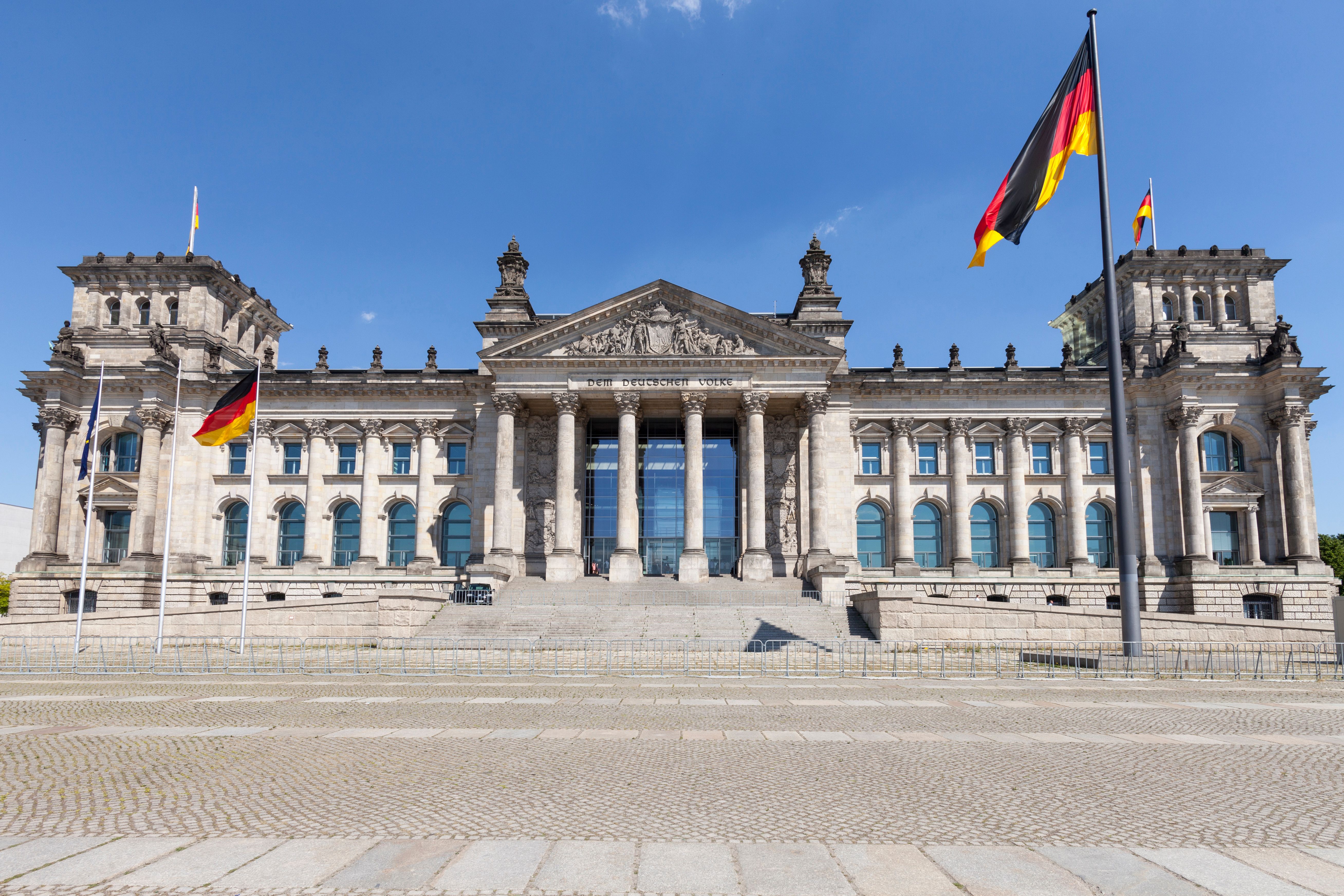 Reichstag in Berlin bei blauem Himmel