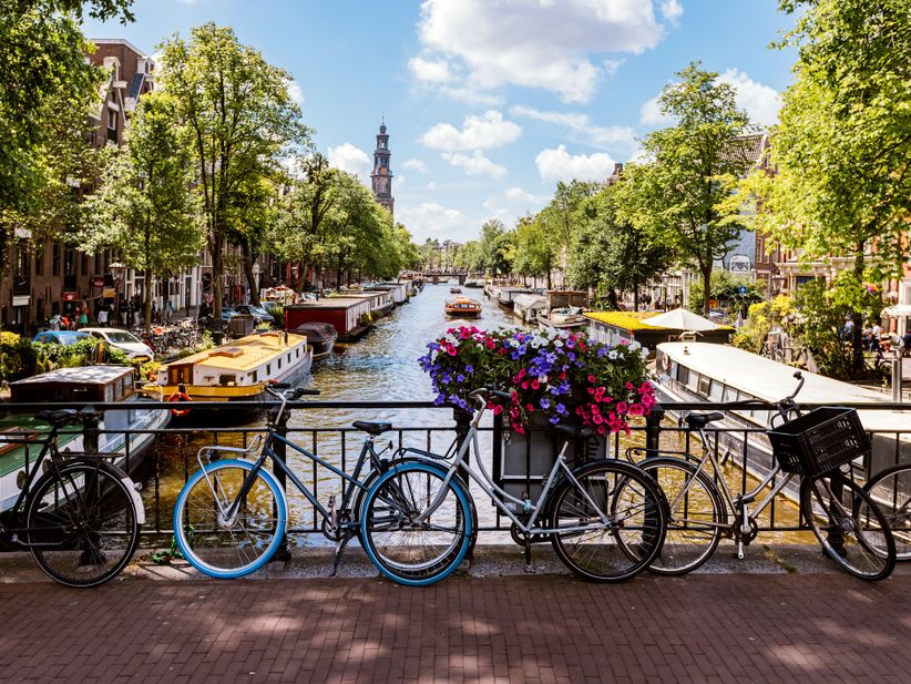 Fahrräder auf einer Brücke in Amsterdam.