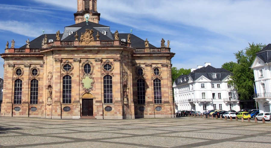 Die Ludwigskirche in Saarbrücken - BAHNHIT.DE, © Getty, Foto: Frans Schalekamp