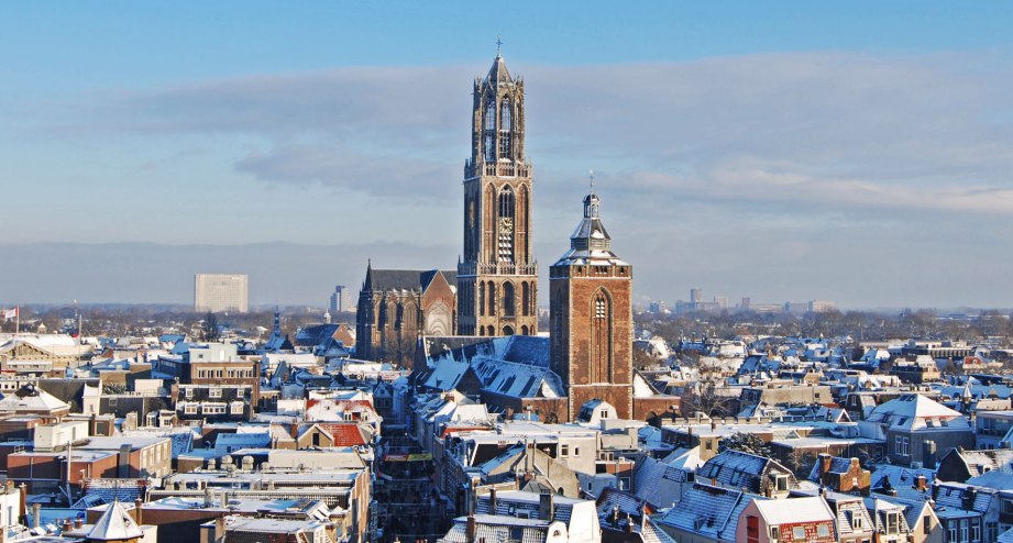 staedtereisen-utrecht-bahnhit-panorama-mit-dom-2340x950, © getty, Foto: Gerben van Heijngen