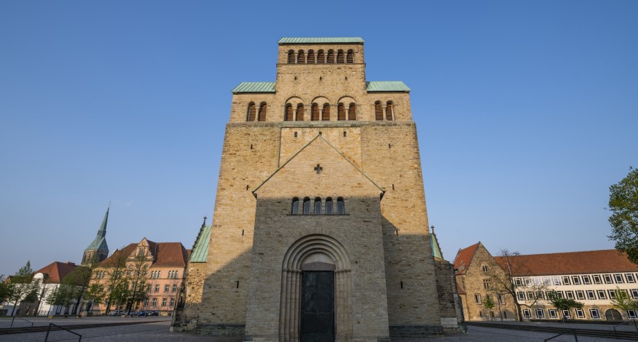 Der Hildesheimer Dom - BAHNHIT.DE, © Getty, Foto: Westend61