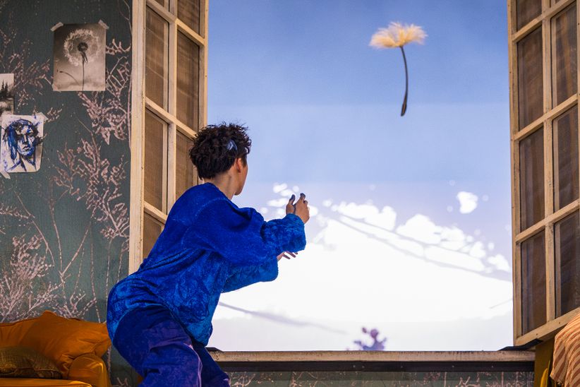 Szenenbild Frau schaut aus dem Fenster