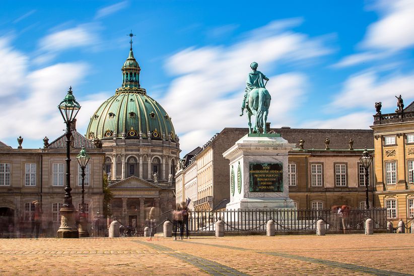 Blick auf das Reiterstandbild im Innenhof der Amalienborg in Kopenhagen