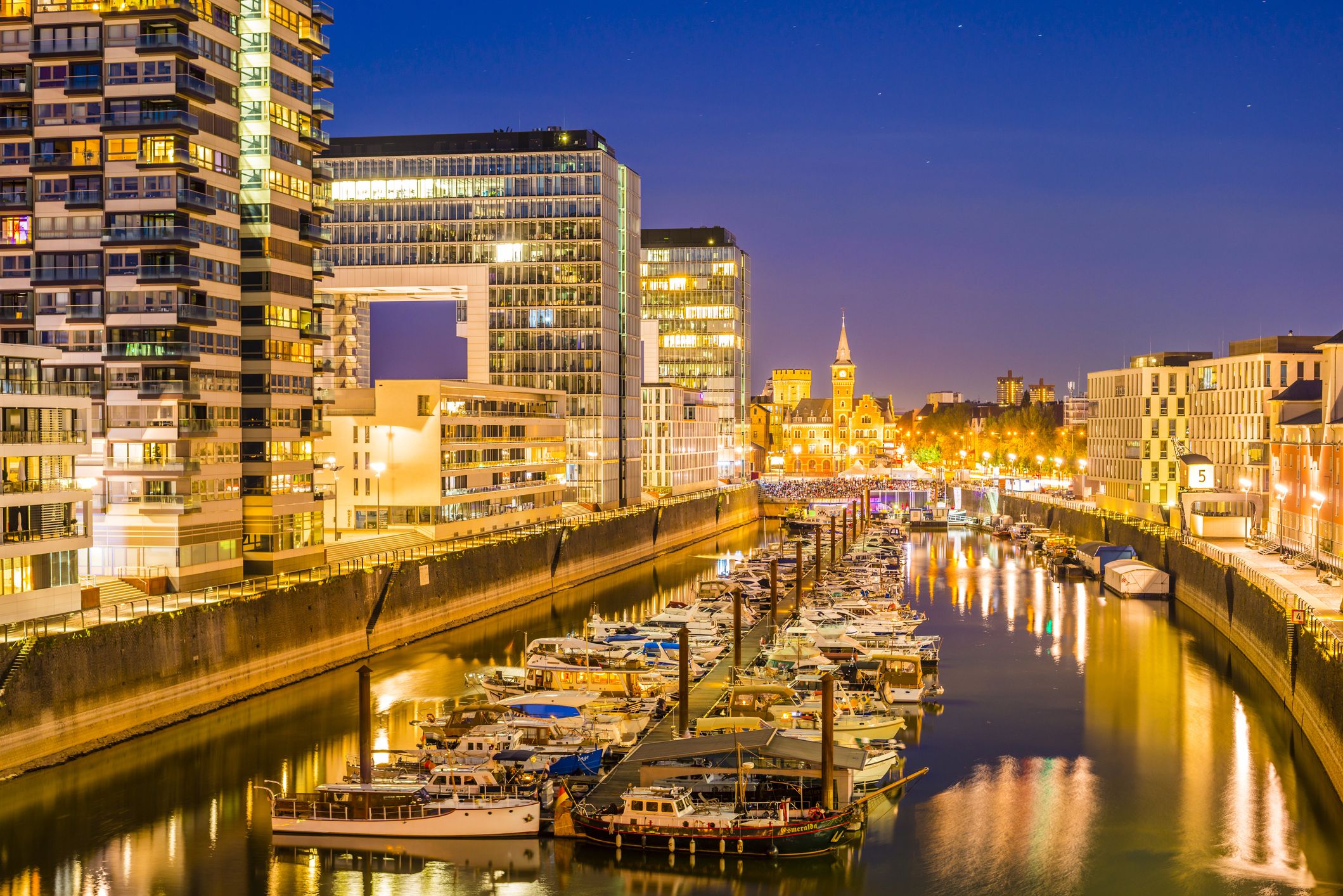 Stark beleuchteter Rheinauhafen in Köln bei Nacht