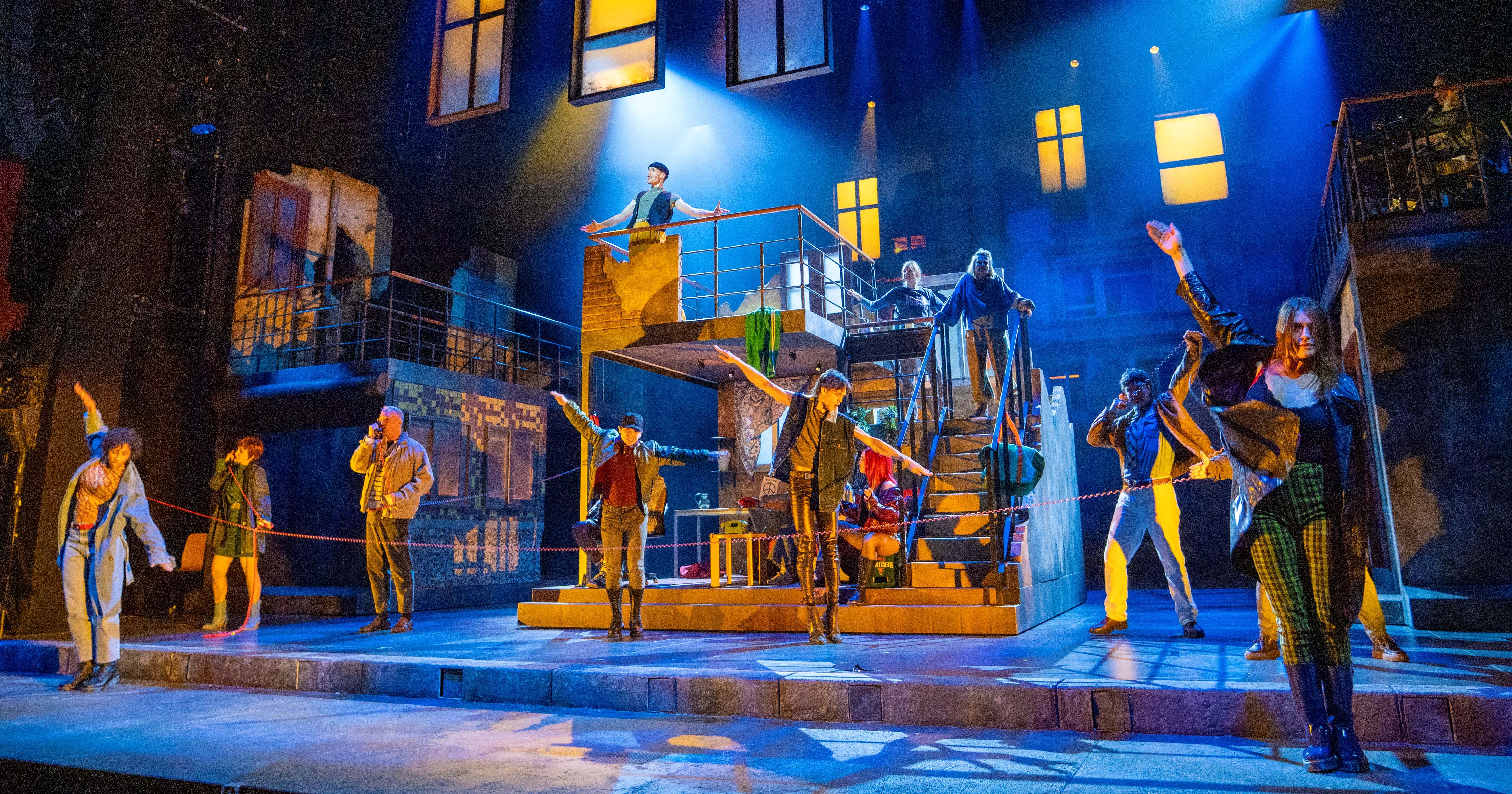 Szene des Musicals WIR SIND AM LEBEN auf der Bühne im Theater des Westens Berlin