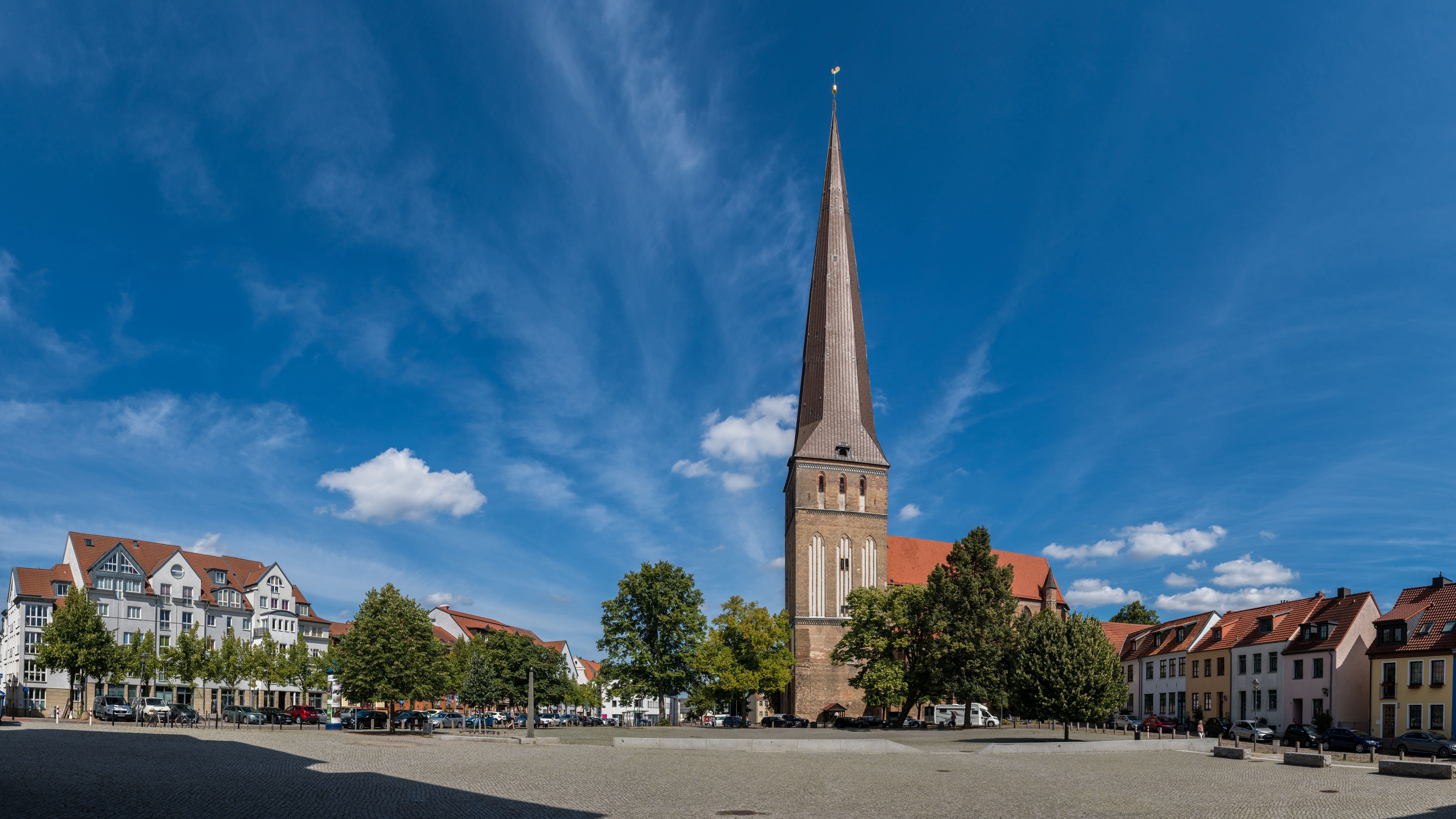 Blick auf die Petrikirche in Rostock mit ihrem markanten, spitzen Turm.