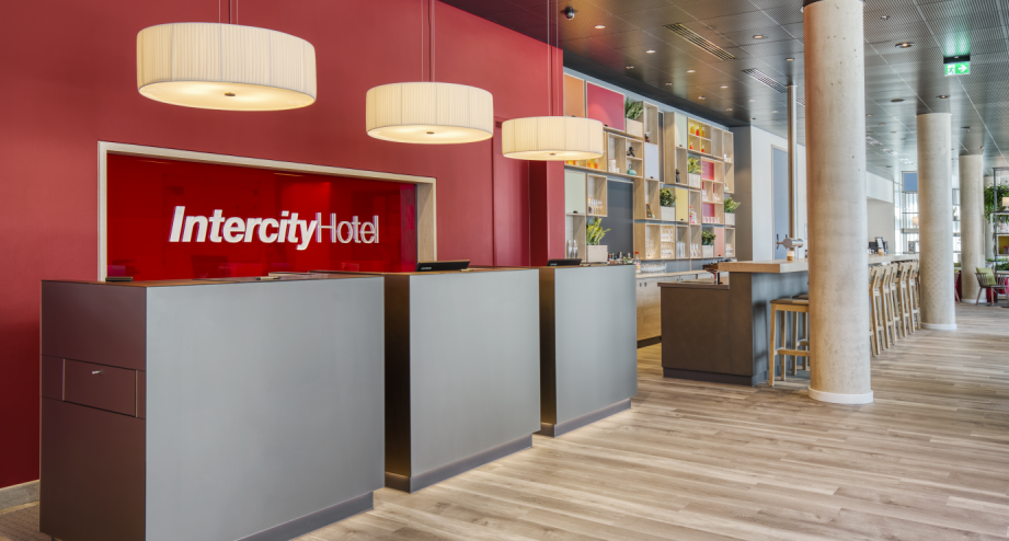 IntercityHotel Saarbrücken Rezeption, © Steigenberger Hotels AG