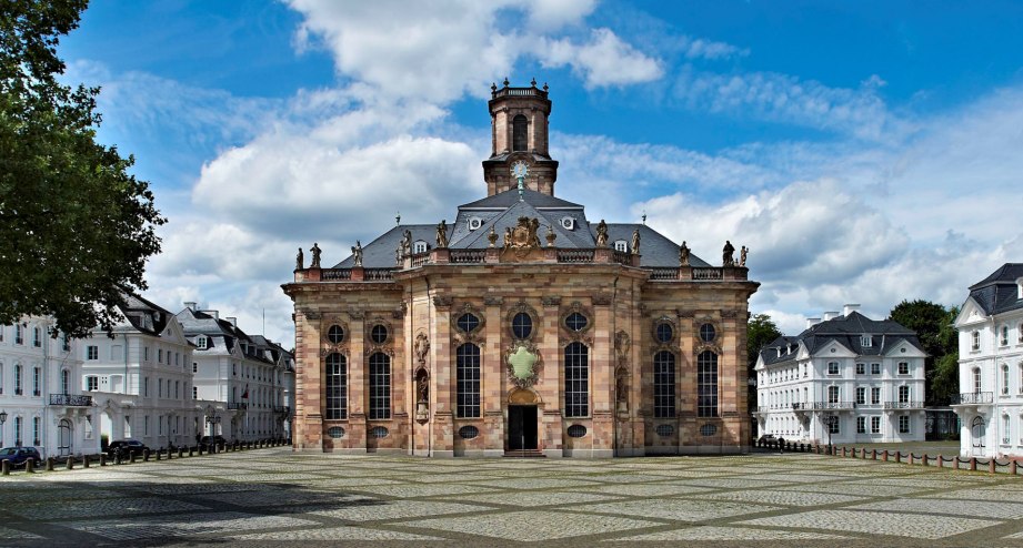 Die Ludwigskirche in Saarbrücken im Sommer. -BAHNHIT.DE, © City-Marketing Saarbrücken GmbH 