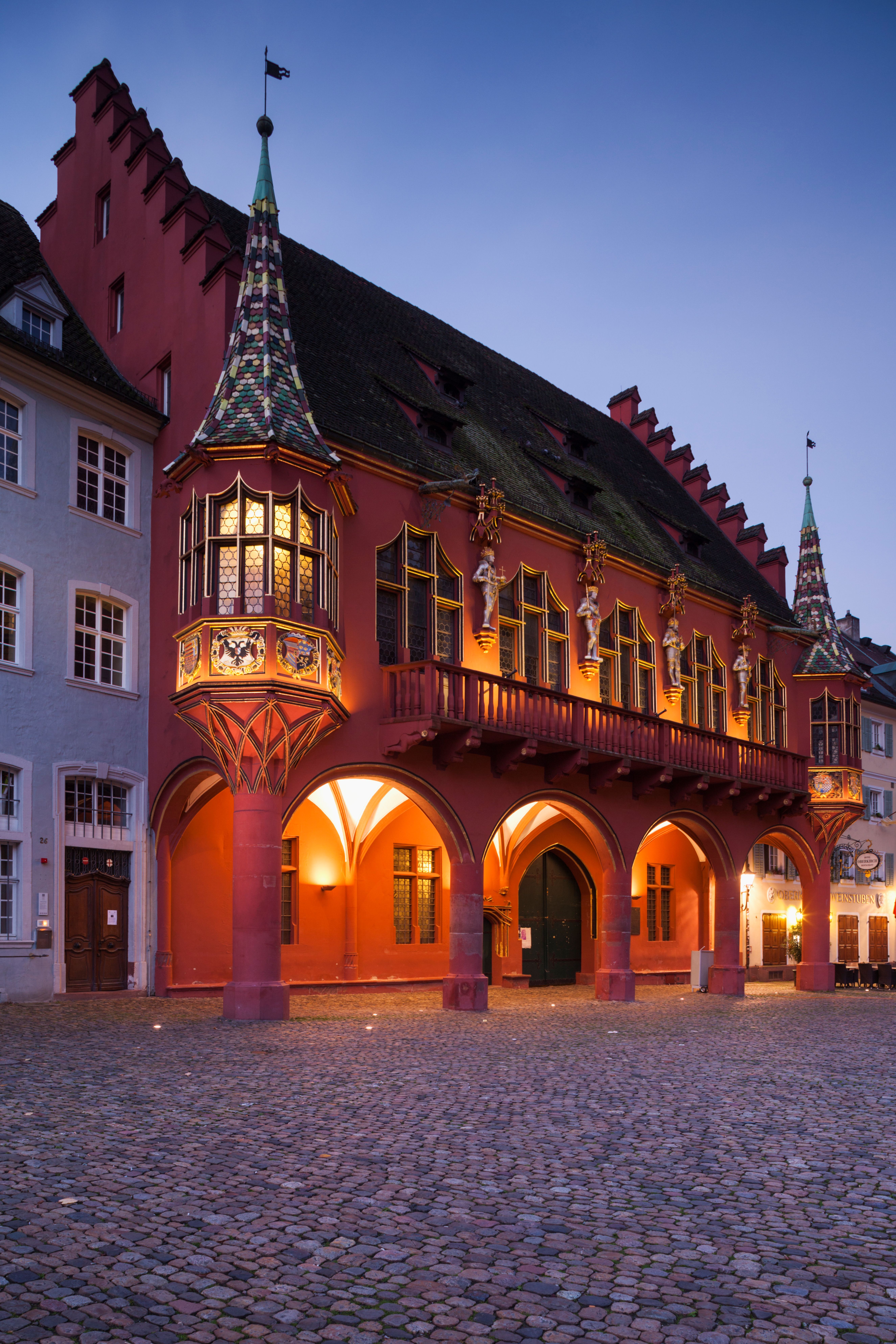Beleuchtetes Historisches Kaufhaus in Freiburg am Abend