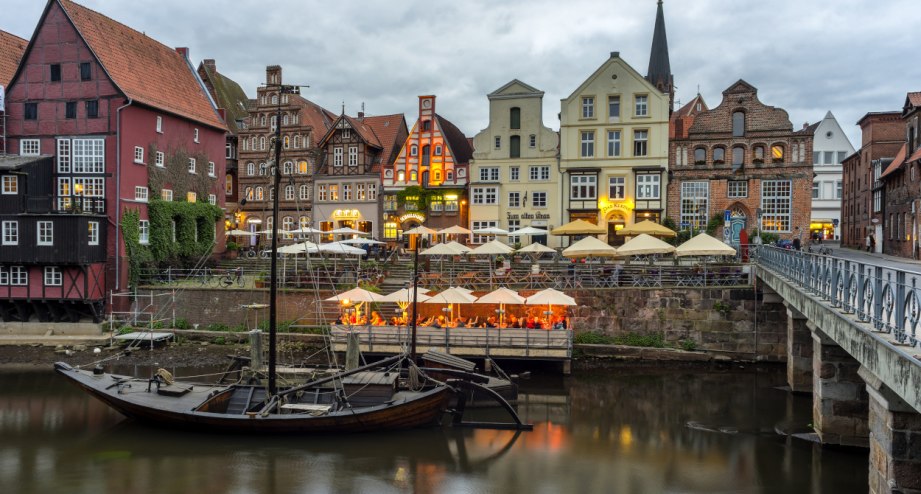 Die Altstadt von Lüneburg am Abend. - BAHNHIT.DE, © getty; Foto: igmarx
