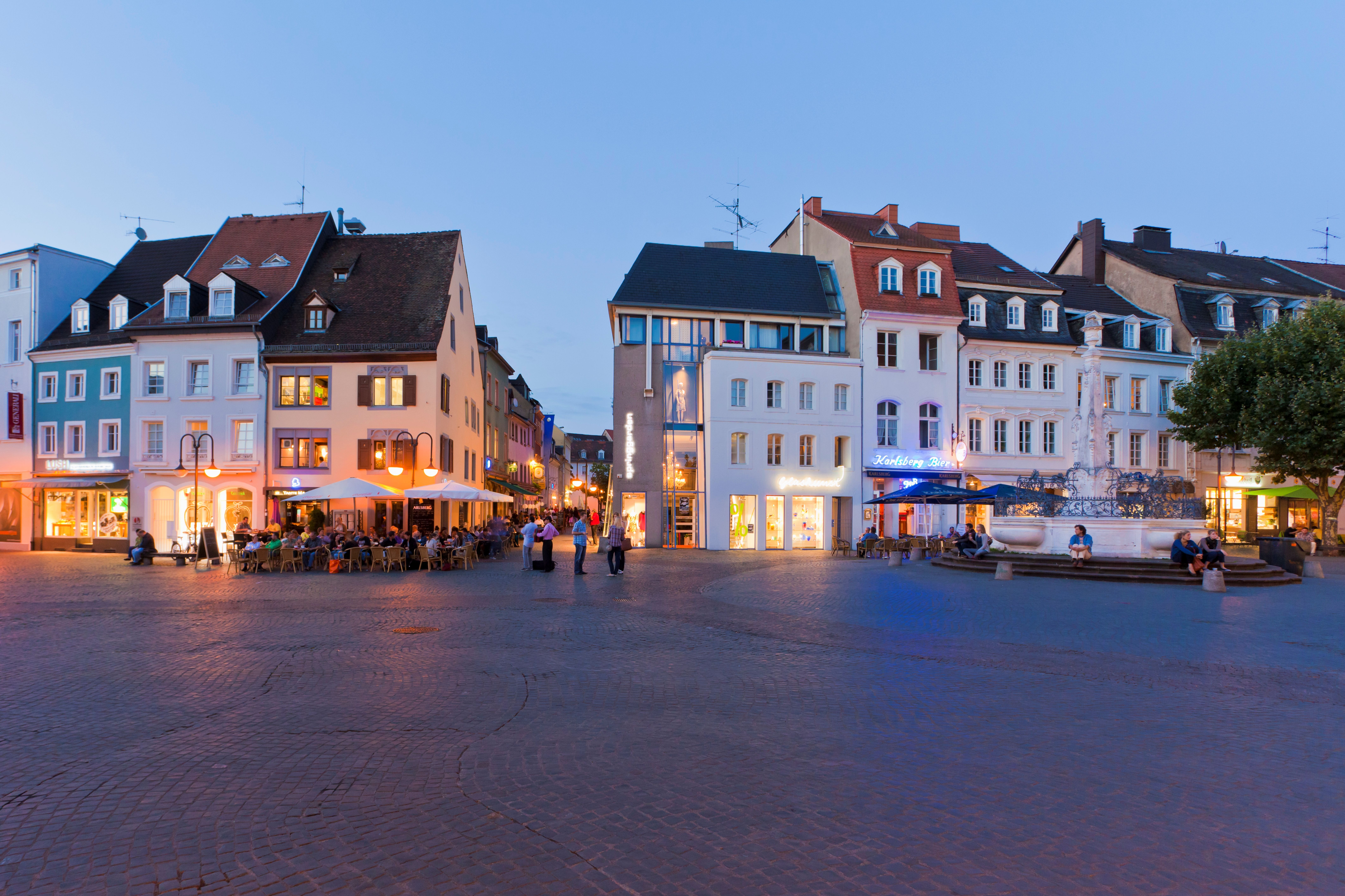 St. Johanner Markt in Saarbrücken am Abend