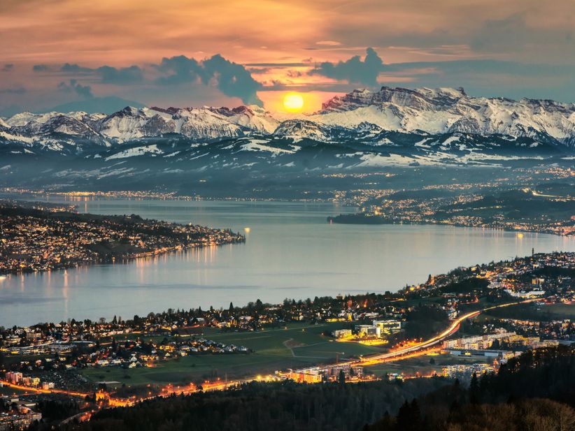Blick auf Zürich in der Dämmerung