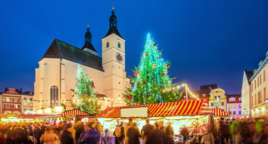 Christkindlmarkt Regensburg zu abendlicher Stunde, romantisch beleuchtet - BAHNHIT.DE, © getty, Foto: Juergen Sack