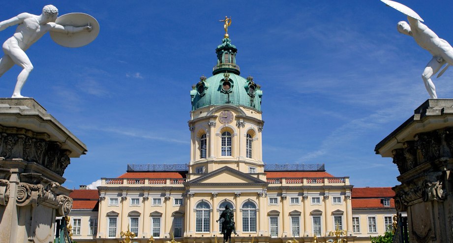 Mit Statuen gesäumter Eingang des Schloss Charlottenburg in Berlin - BAHNHIT.DE, © Foto: Wolfgang Scholvien