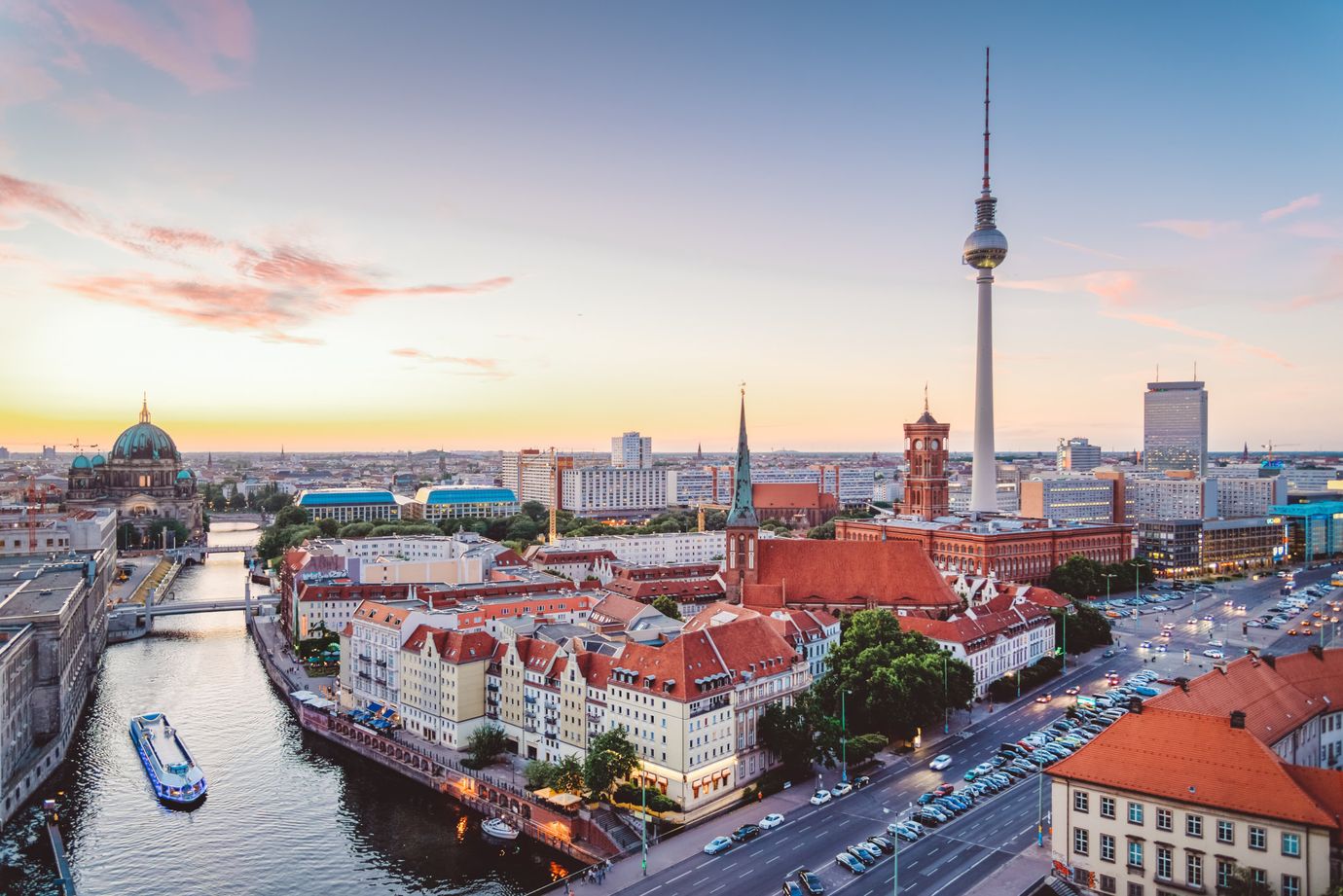 Panorama Blick auf den Berliner Fernsehturm und die Spree
