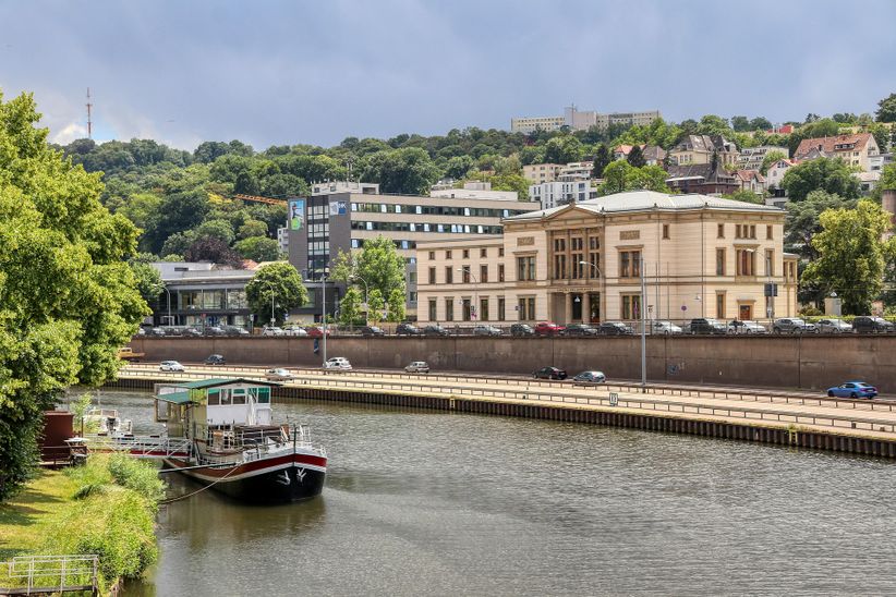 Boot auf der Saar und Blick auf Gebäude von Saarbrücken