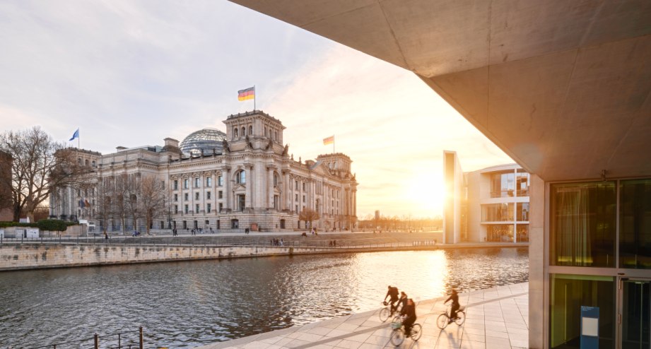 Gallerie-Berlin-City-Walks-Reichstag, © GettyImages, Jens Fersterra
