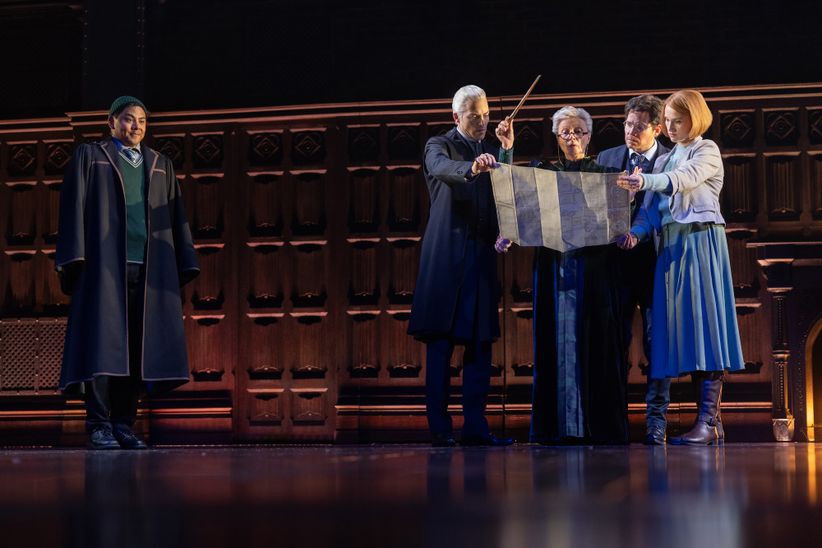 Gruppe von Darstellern des Stücks Harry Potter und das verwunschene Kind auf der Bühne