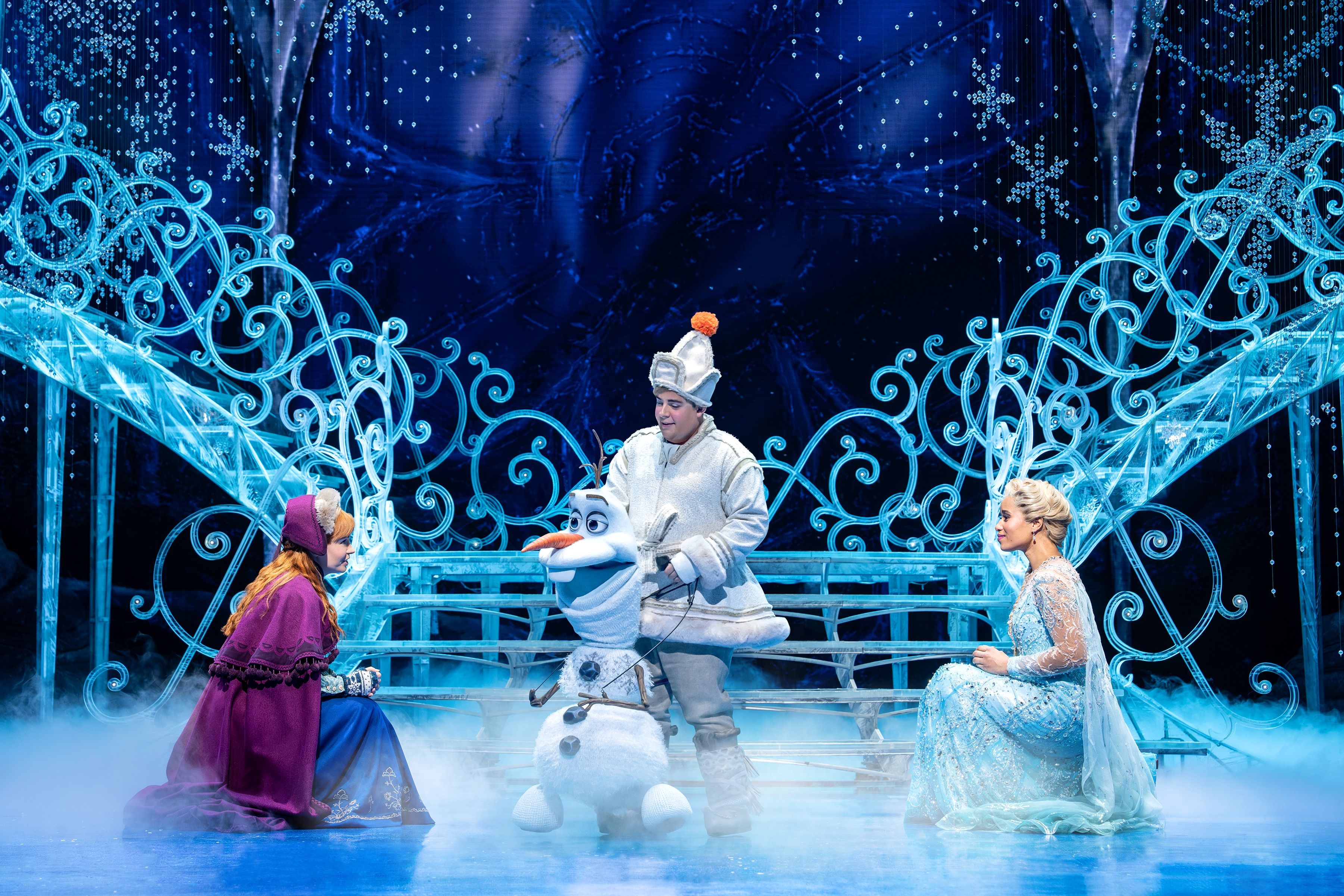 Anna, Elsa und Olaf aus dem Musical Disneys DIE EISKÖNIGIN auf der Bühne in Stuttgart